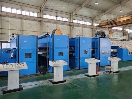 300 kg/h - 700 kg/h Línea de producción de punzamiento de agujas de geotextil Máquina de punzamiento no tejida